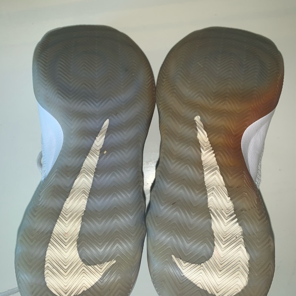 White on White Nike Rev Zoom basketball shoes - Picture 3 of 6